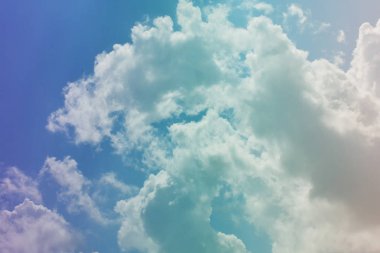 Doğa arka plan. Tüylü yumuşak bulutlar gökyüzünde tonda