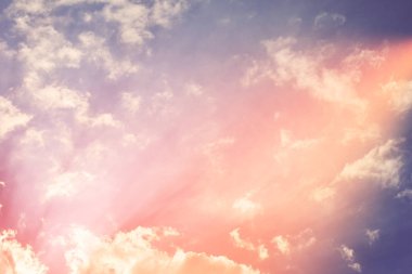 Doğa arka plan. Tüylü yumuşak bulutlar gökyüzünde tonda