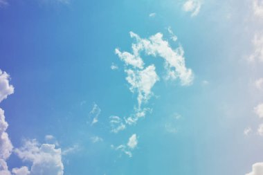 Doğa arka plan. Tüylü yumuşak bulutlar gökyüzünde tonda