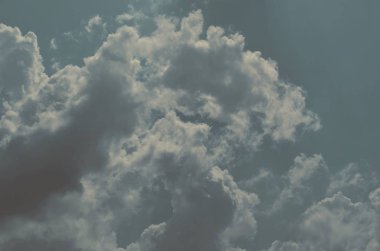 Doğa arka plan. Tüylü yumuşak bulutlar gökyüzünde tonda