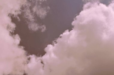 Doğa arka plan. Tüylü yumuşak bulutlar gökyüzünde tonda