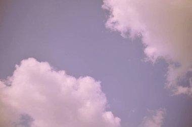 Doğa arka plan. Tüylü yumuşak bulutlar gökyüzünde tonda