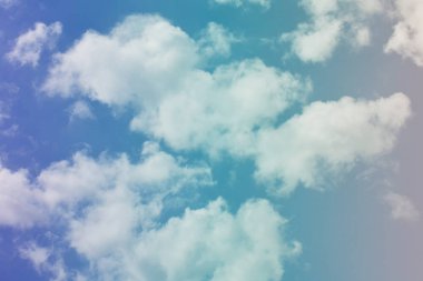 Doğa arka plan. Tüylü yumuşak bulutlar gökyüzünde tonda