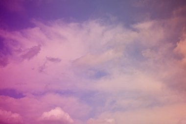 Doğa arka plan. Tüylü yumuşak bulutlar gökyüzünde tonda