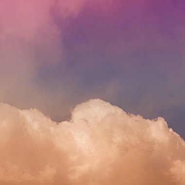 Doğa arka plan. Tüylü yumuşak bulutlar gökyüzünde tonda