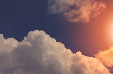 Doğa arka plan. Tüylü yumuşak bulutlar gökyüzünde tonda