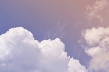 Doğa arka plan. Tüylü yumuşak bulutlar gökyüzünde tonda