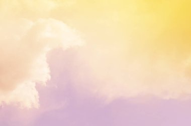 Doğa arka plan. Tüylü yumuşak bulutlar gökyüzünde tonda