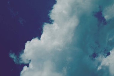 Doğa arka plan. Tüylü yumuşak bulutlar gökyüzünde tonda