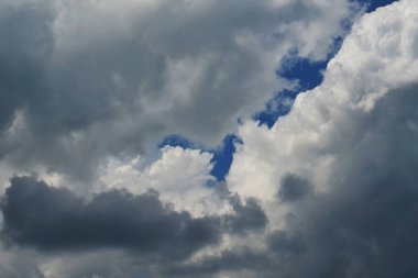 Doğa arka plan. Tüylü yumuşak bulutlar gökyüzünde tonda