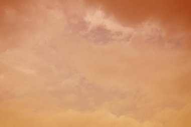 Doğa arka plan. Tüylü yumuşak bulutlar gökyüzünde tonda