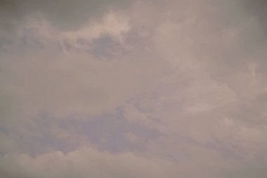 Doğa arka plan. Tüylü yumuşak bulutlar gökyüzünde tonda