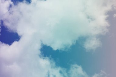 Doğa arka plan. Tüylü yumuşak bulutlar gökyüzünde tonda