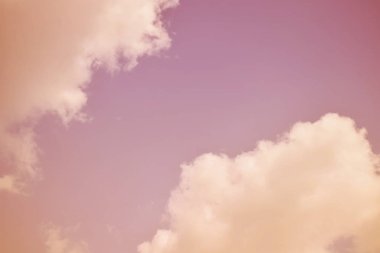 Doğa arka plan. Tüylü yumuşak bulutlar gökyüzünde tonda