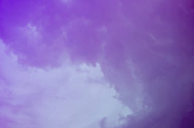 Doğa arka plan. Tüylü yumuşak bulutlar gökyüzünde tonda