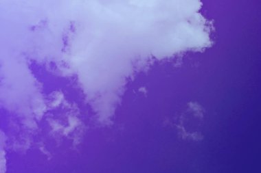 Doğa arka plan. Tüylü yumuşak bulutlar gökyüzünde tonda