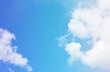 Doğa arka plan. Tüylü yumuşak bulutlar gökyüzünde tonda