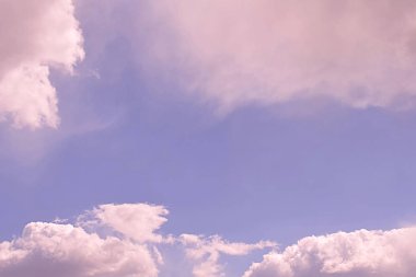 Doğa arka plan. Tüylü yumuşak bulutlar gökyüzünde tonda