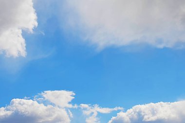 Doğa arka plan. Tüylü yumuşak bulutlar gökyüzünde tonda