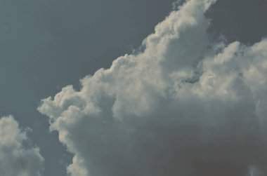 Doğa arka plan. Tüylü yumuşak bulutlar gökyüzünde tonda