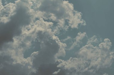 Doğa arka plan. Tüylü yumuşak bulutlar gökyüzünde tonda