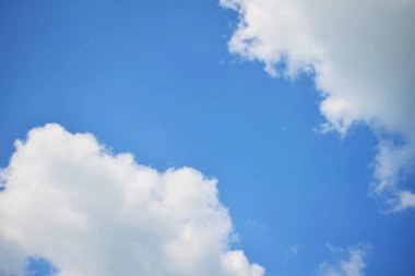 Doğa arka plan. Tüylü yumuşak bulutlar gökyüzünde tonda