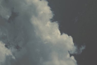 Doğa arka plan. Tüylü yumuşak bulutlar gökyüzünde tonda