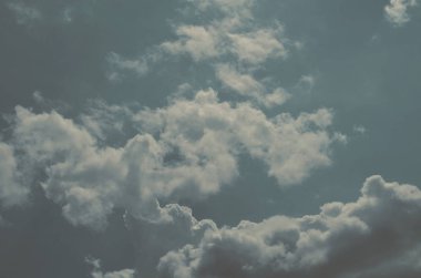 Doğa arka plan. Tüylü yumuşak bulutlar gökyüzünde tonda