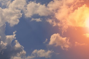 Doğa arka plan. Tüylü yumuşak bulutlar gökyüzünde tonda