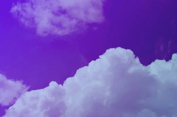 自然の背景 空にふわふわの柔らかい雲のトーン — ストック写真