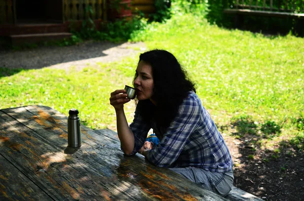 Reizen Vrouw Drinkt Uit Thermos Fles Dop Buitenshuis Meisje Rust — Stockfoto