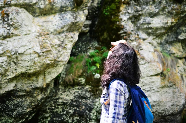 Žena Při Pohledu Dálky Venku Cestách Dívka Přemýšlet Jak Túry — Stock fotografie