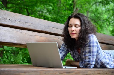 Parkta dizüstü bilgisayar kullanan kadın seyahat. Serbest kavramı iş doğa üzerinde çalışma seyahat