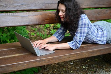 Parkta dizüstü bilgisayar kullanan kadın seyahat. Serbest kavramı iş doğa üzerinde çalışma seyahat