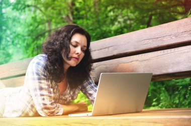 Parkta dizüstü bilgisayar kullanan kadın seyahat. Serbest kavramı iş doğa üzerinde çalışma seyahat