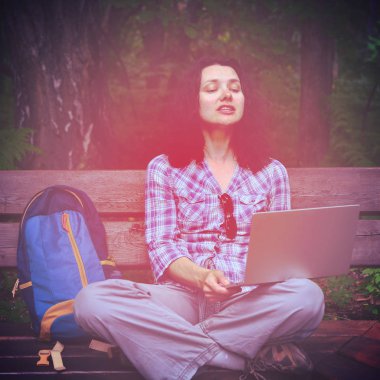 Parkta dizüstü bilgisayar kullanan kadın seyahat. Serbest kavramı iş doğa üzerinde çalışma seyahat