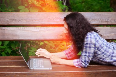 Parkta dizüstü bilgisayar kullanan kadın seyahat. Serbest kavramı iş doğa üzerinde çalışma seyahat