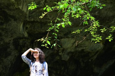 Mesafe içine, açık havada arayan kadın seyahat. Kız uzun yürüyüşler yapmayı düşünüyorum