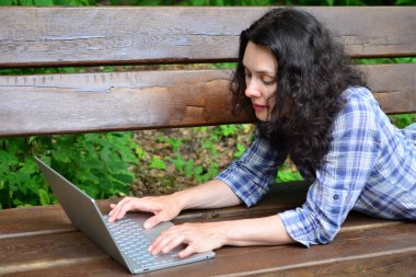 Parkta dizüstü bilgisayar kullanan kadın seyahat. Serbest kavramı iş doğa üzerinde çalışma seyahat