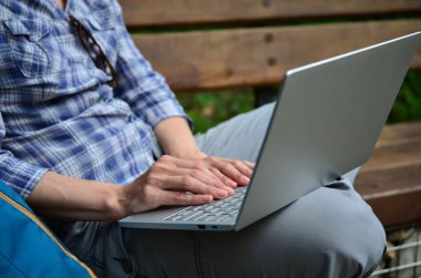 Parkta dizüstü bilgisayar kullanan kadın seyahat. Serbest kavramı iş doğa üzerinde çalışma seyahat