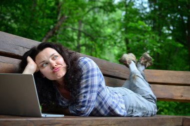 Parkta dizüstü bilgisayar kullanan kadın seyahat. Serbest kavramı iş doğa üzerinde çalışma seyahat