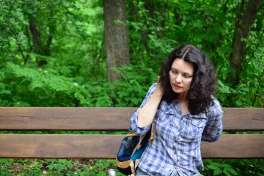 Mesafe içine, açık havada arayan kadın seyahat. Kız uzun yürüyüşler yapmayı düşünüyorum