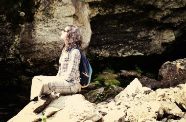 Mesafe içine, açık havada arayan kadın seyahat. Kız uzun yürüyüşler yapmayı düşünüyorum