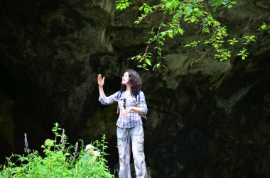 Mesafe içine, açık havada arayan kadın seyahat. Kız uzun yürüyüşler yapmayı düşünüyorum