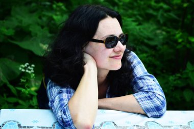 Mesafe içine, açık havada arayan kadın seyahat. Kız uzun yürüyüşler yapmayı düşünüyorum