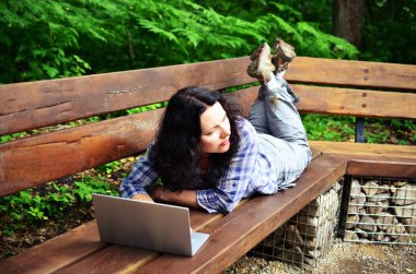 Parkta dizüstü bilgisayar kullanan kadın seyahat. Serbest kavramı iş doğa üzerinde çalışma seyahat