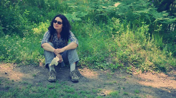 Vrouw Toeristische Met Rugzak Zittend Grond Forest — Stockfoto