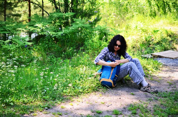 Γυναίκα Τουρίστας Σακίδιο Που Κάθεται Στο Έδαφος Στο Δάσος — Φωτογραφία Αρχείου