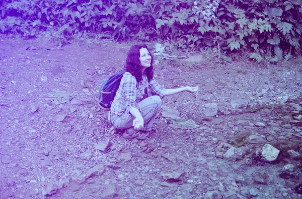Διακινούμενη Γυναίκα Καταβρέχει Νερό Από Κρύο Ρεύμα Στο Δάσος — Φωτογραφία Αρχείου