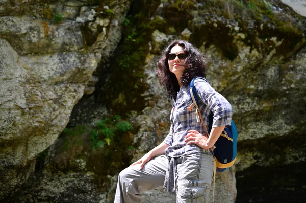 Mujer Viajera Mirando Distancia Aire Libre Chica Pensando Cómo Caminar — Foto de Stock